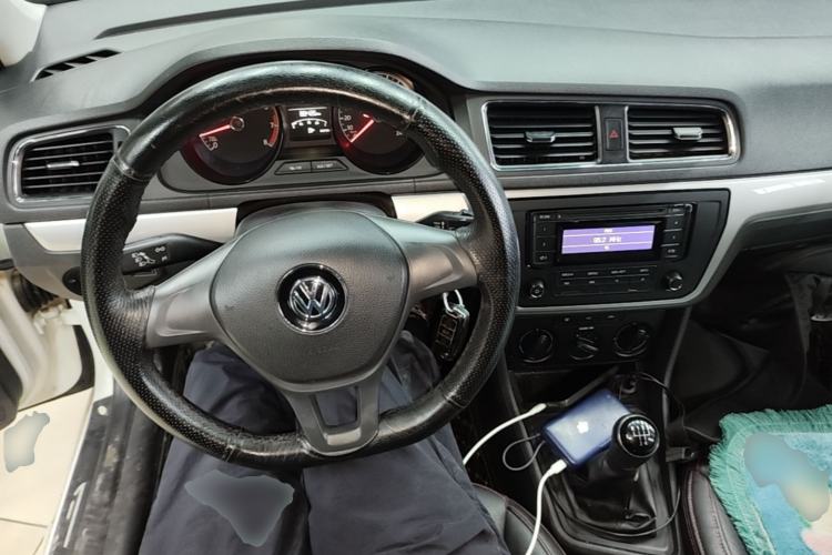 Used Volkswagen Lavida 2015 1.6L Manual Fashion Edition Center Console