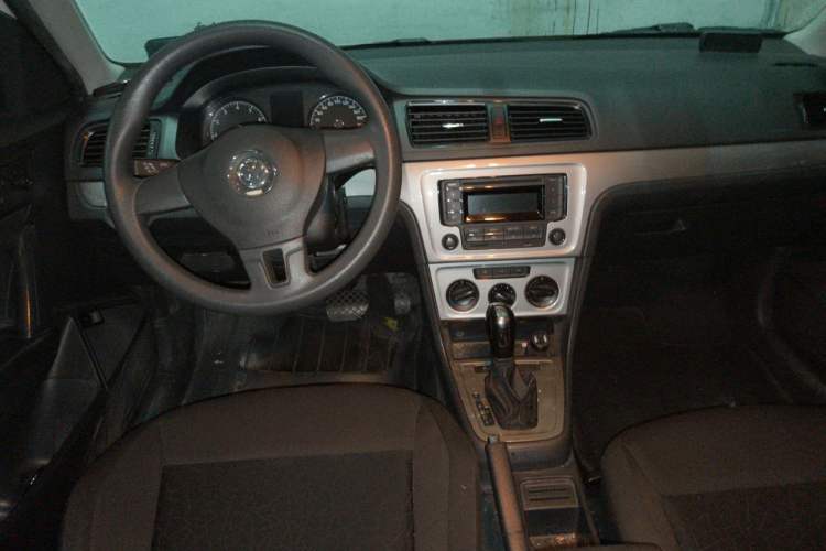 Used Volkswagen Lavida 2015 1.6L Automatic Fashion Edition Center Console