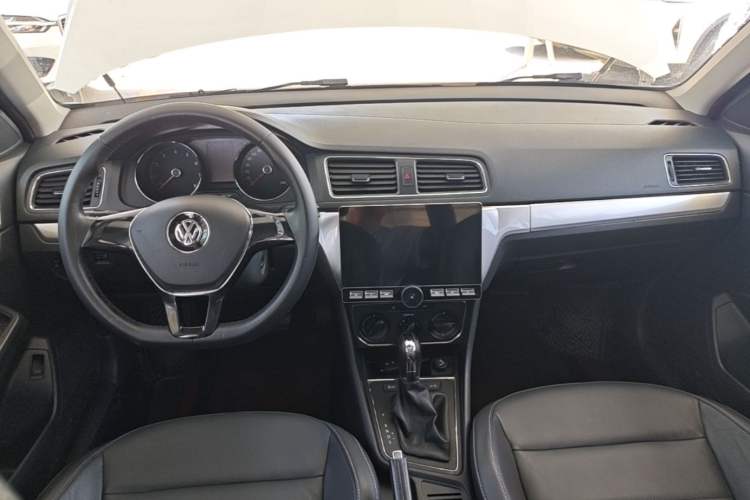 Used Volkswagen Lavida 2015 1.6L Automatic Comfort Edition Center Console