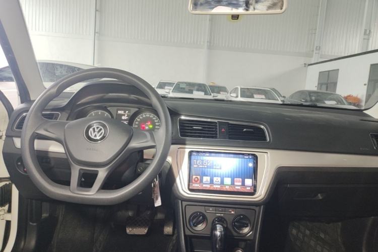 Used Volkswagen Lavida 2015 1.6L Automatic Fashion Edition Center Console