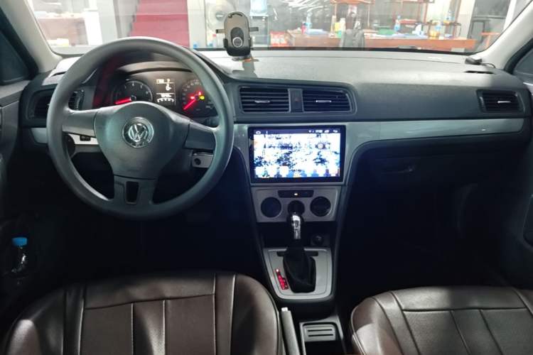 Used Volkswagen Lavida 2015 1.6L Automatic Fashion Edition Center Console