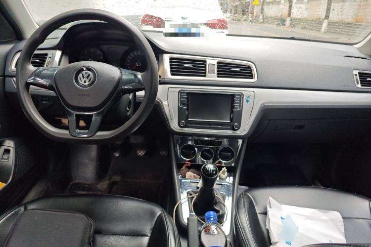 Used Volkswagen Lavida 2015 1.6L Manual Fashion Edition Center Console