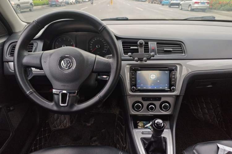 Used Volkswagen Lavida 2015 1.6L Manual Fashion Edition Center Console