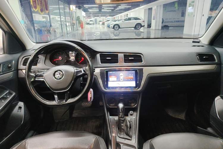 Used Volkswagen Lavida 2015 1.6L Automatic Comfort Edition Center Console