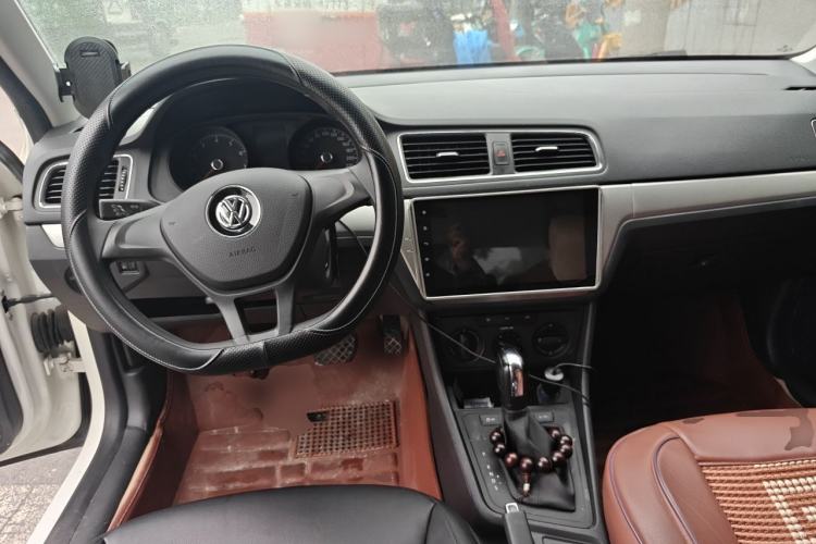 Used Volkswagen Lavida 2015 1.6L Automatic Fashion Edition Center Console