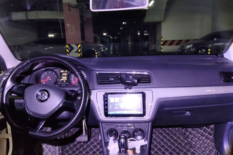 Used Volkswagen Lavida 2015 1.6L Automatic Comfort Edition Center Console
