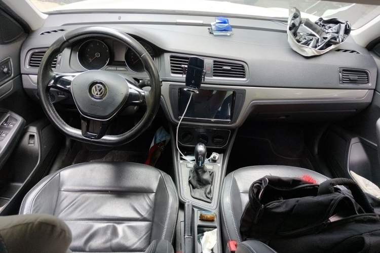 Used Volkswagen Lavida 2015 1.6L Automatic Comfort Edition Center Console