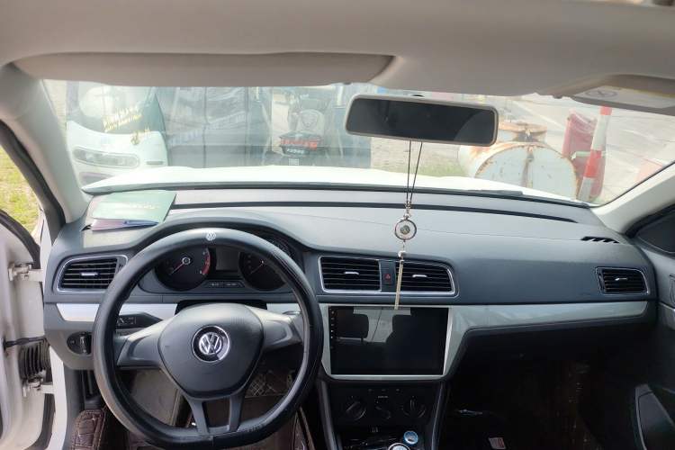 Used Volkswagen Lavida 2015 1.6L Manual Fashion Edition Center Console