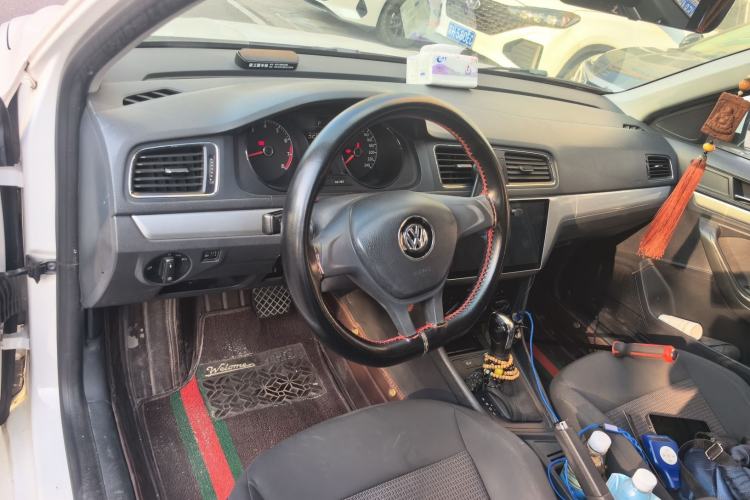 Used Volkswagen Lavida 2015 1.6L Automatic Fashion Edition Center Console