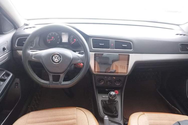 Used Volkswagen Lavida 2015 1.6L Manual Fashion Edition Center Console
