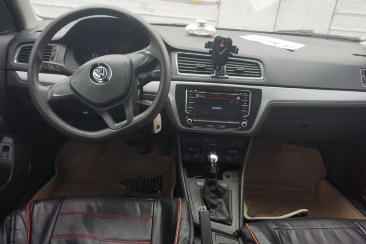 Used Volkswagen Lavida 2015 1.6L Automatic Fashion Edition Center Console