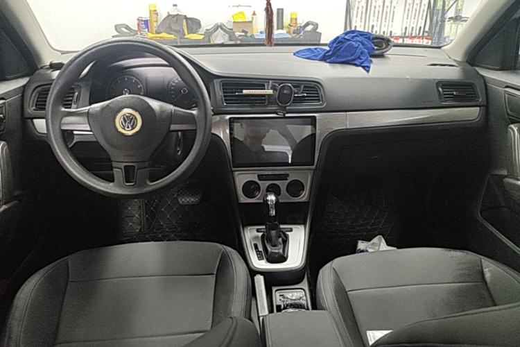Used Volkswagen Lavida 2015 1.6L Automatic Fashion Edition Center Console