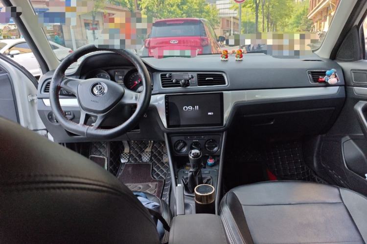 Used Volkswagen Lavida 2015 1.6L Manual Fashion Edition Center Console