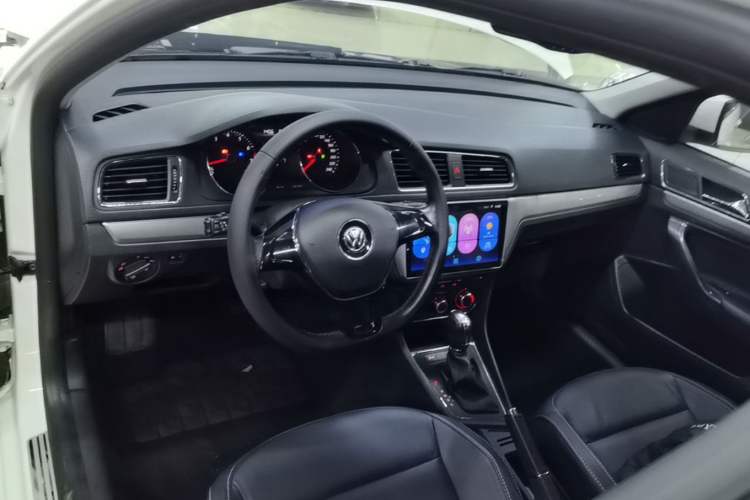 Used Volkswagen Lavida 2015 1.6L Automatic Comfort Edition Center Console