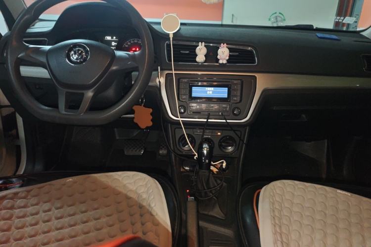 Used Volkswagen Lavida 2015 1.6L Automatic Fashion Edition Center Console