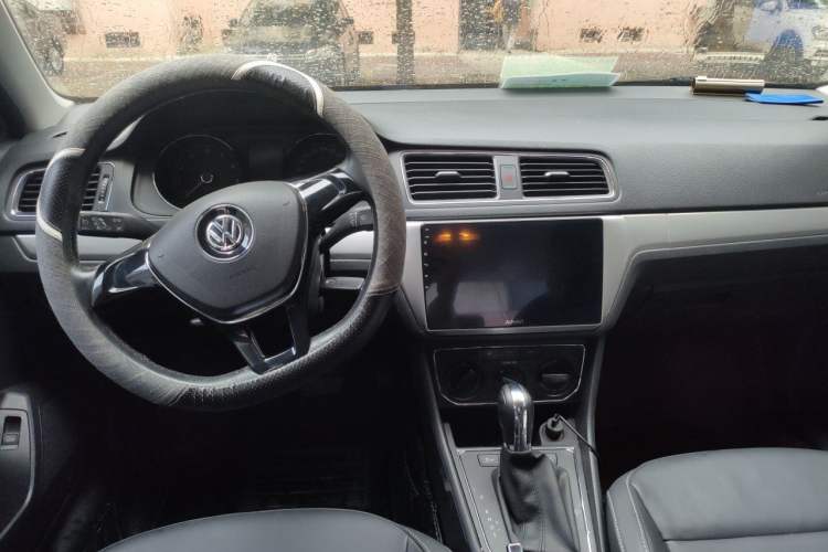 Used Volkswagen Lavida 2015 1.6L Automatic Comfort Edition Center Console