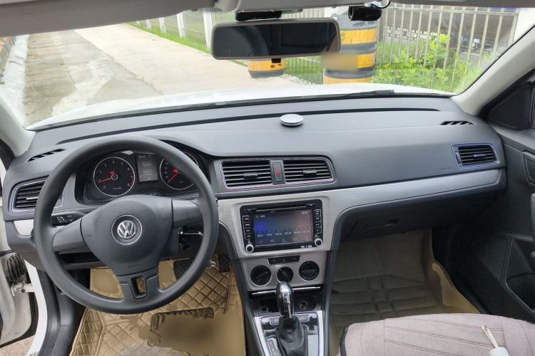 Used Volkswagen Lavida 2015 1.6L Automatic Comfort Edition Center Console