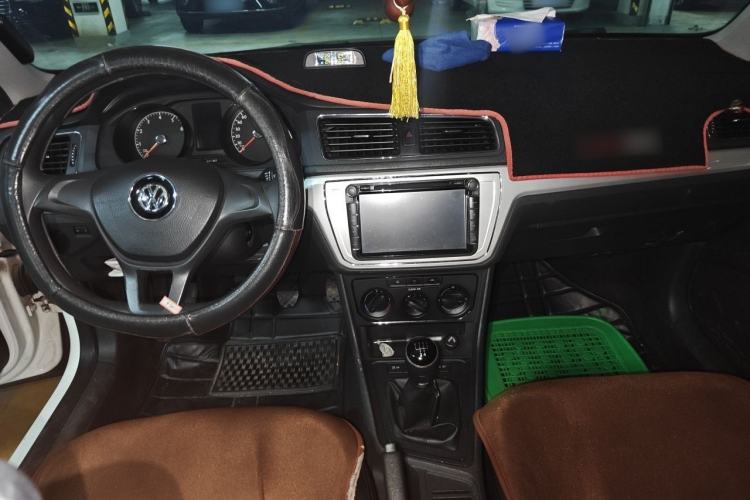 Used Volkswagen Lavida 2015 1.6L Manual Fashion Edition Center Console