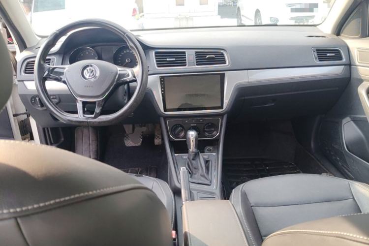 Used Volkswagen Lavida 2015 1.6L Automatic Comfort Edition Center Console