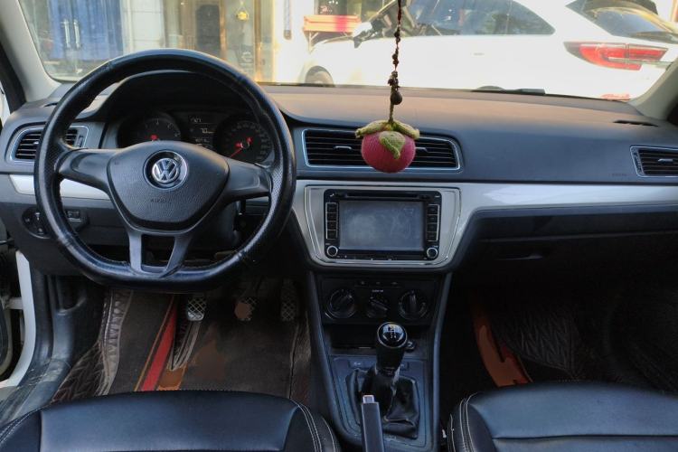 Used Volkswagen Lavida 2015 1.6L Manual Fashion Edition Center Console