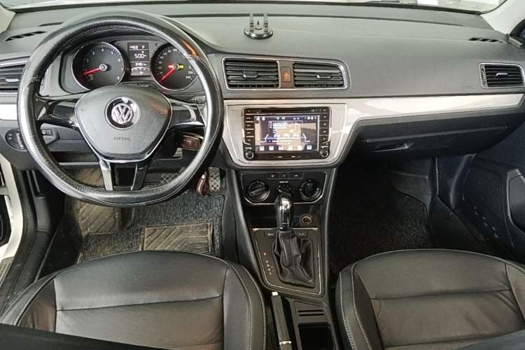 Used Volkswagen Lavida 2015 1.6L Automatic Comfort Edition Center Console