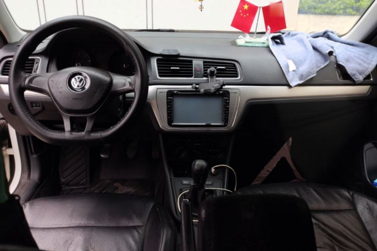 Used Volkswagen Lavida 2015 1.6L Manual Fashion Edition Center Console