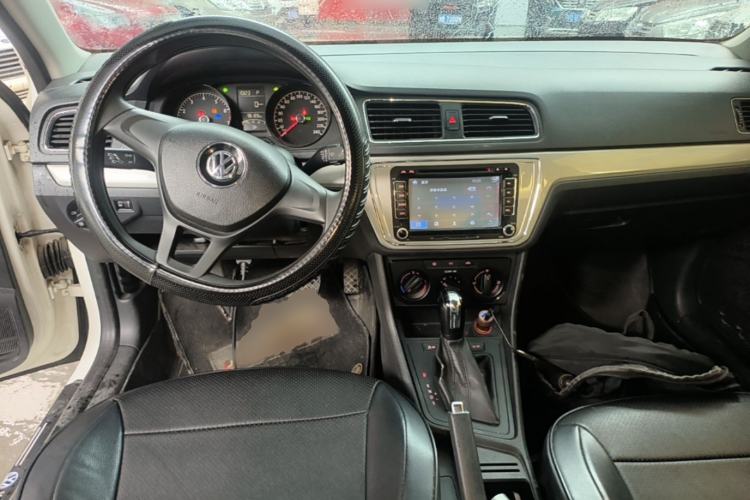 Used Volkswagen Lavida 2015 1.6L Automatic Fashion Edition Center Console