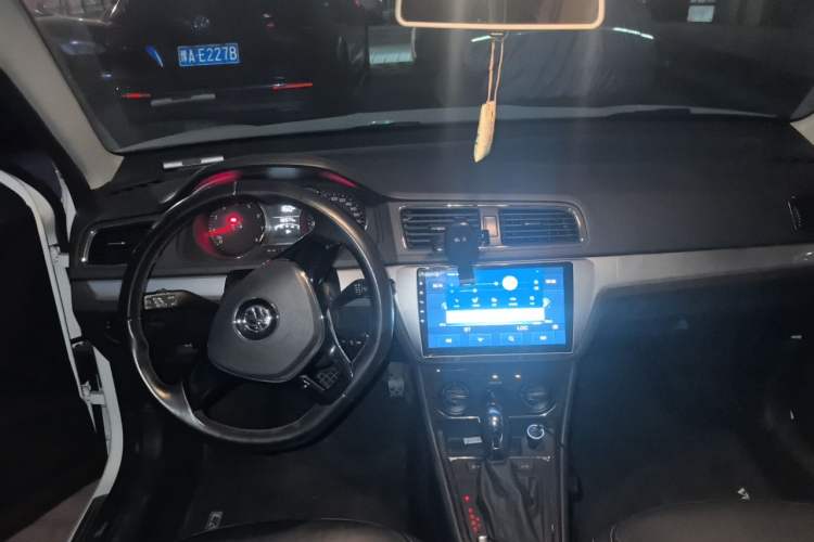 Used Volkswagen Lavida 2015 1.6L Automatic Comfort Edition Center Console
