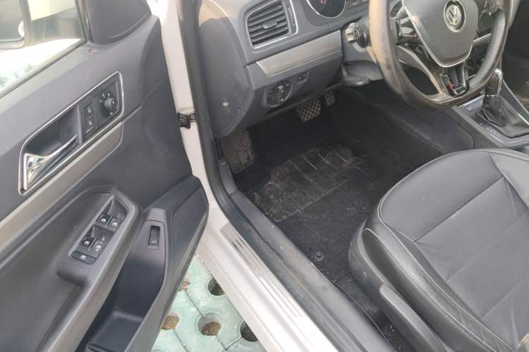 Used Volkswagen Lavida 2015 1.6L Automatic Comfort Edition Driver Seat