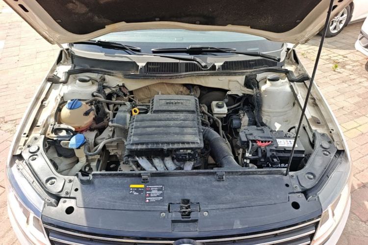 Used Volkswagen Lavida 2015 1.6L Manual Fashion Edition Engine Bay