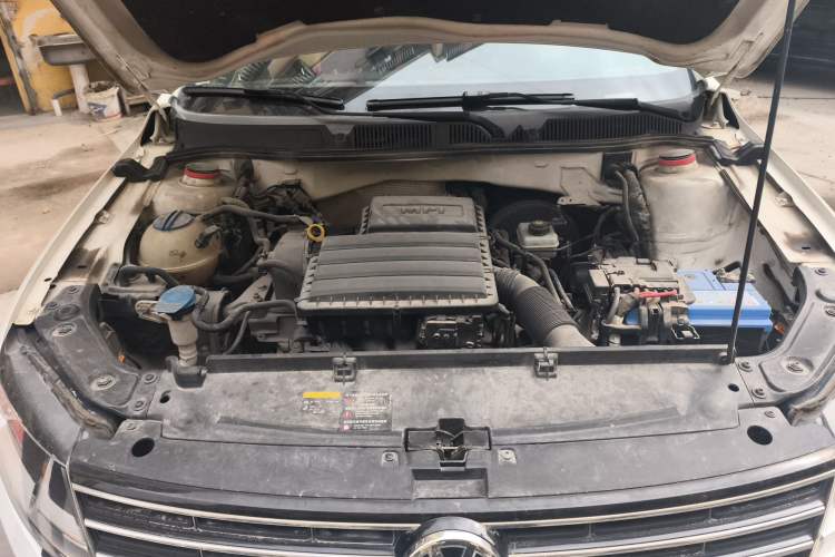Used Volkswagen Lavida 2015 1.6L Automatic Comfort Edition Engine Bay