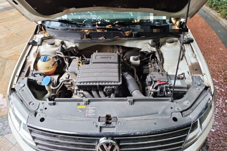 Used Volkswagen Lavida 2015 1.6L Manual Fashion Edition Engine Bay