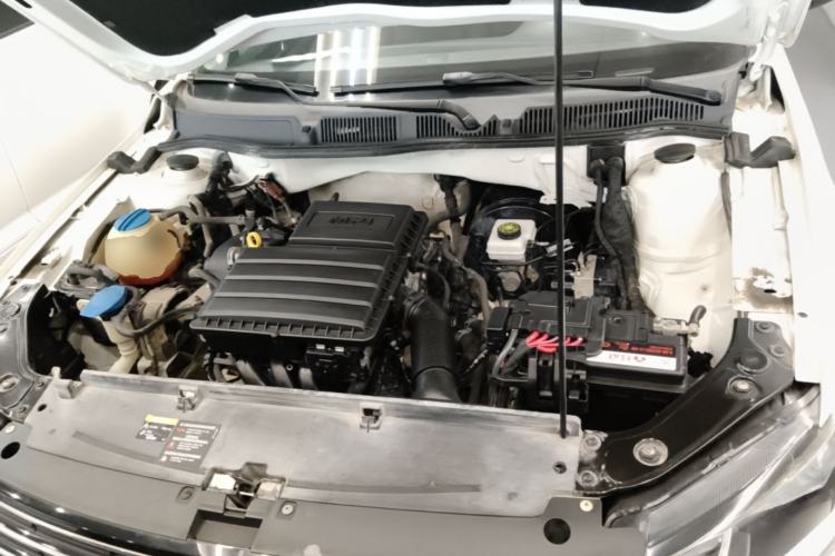 Used Volkswagen Lavida 2015 1.6L Automatic Fashion Edition Engine Bay