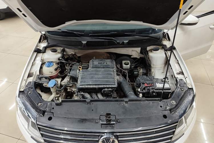 Used Volkswagen Lavida 2015 1.6L Manual Fashion Edition Engine Bay