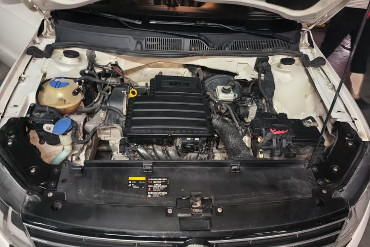 Used Volkswagen Lavida 2015 1.6L Automatic Comfort Edition Engine Bay