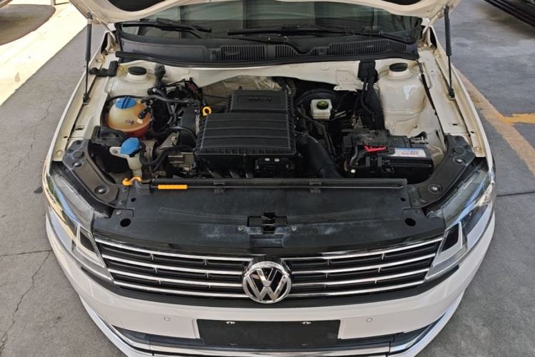 Used Volkswagen Lavida 2015 1.6L Automatic Comfort Edition Engine Bay
