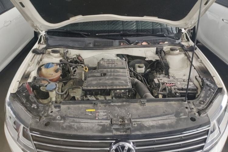 Used Volkswagen Lavida 2015 1.6L Automatic Fashion Edition Engine Bay
