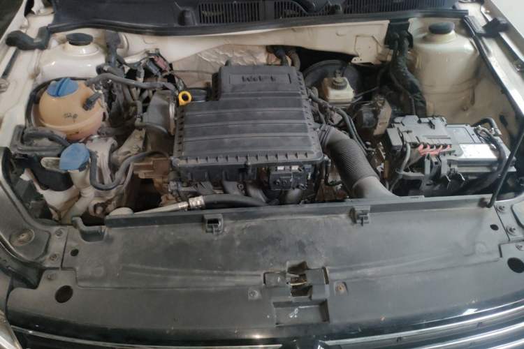 Used Volkswagen Lavida 2015 1.6L Automatic Fashion Edition Engine Bay