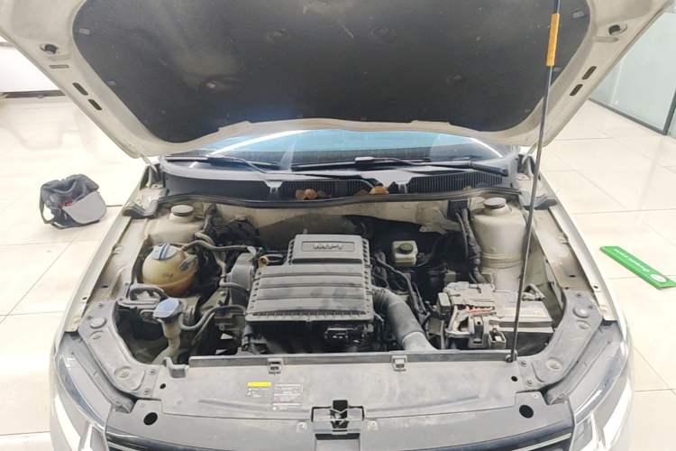 Used Volkswagen Lavida 2015 1.6L Automatic Comfort Edition Engine Bay