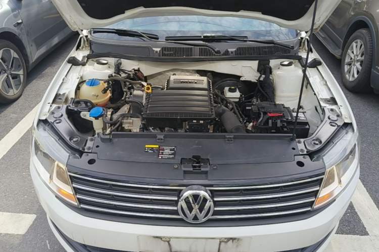 Used Volkswagen Lavida 2015 1.6L Automatic Fashion Edition Engine Bay