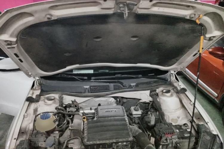 Used Volkswagen Lavida 2015 1.6L Automatic Comfort Edition Engine Bay