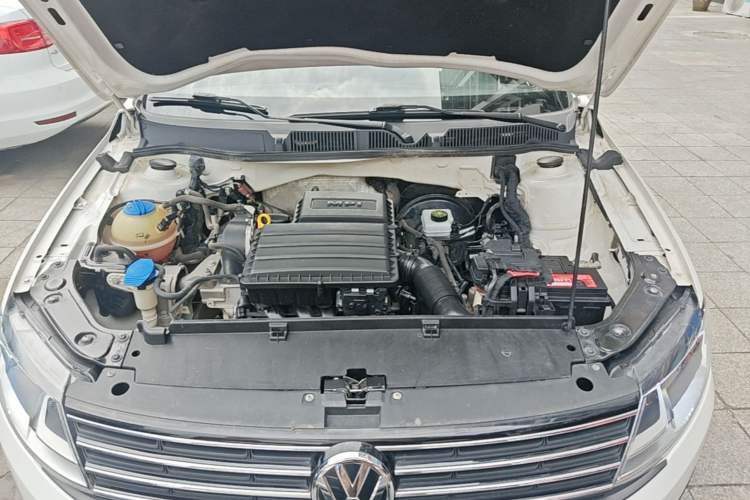 Used Volkswagen Lavida 2015 1.6L Automatic Fashion Edition Engine Bay