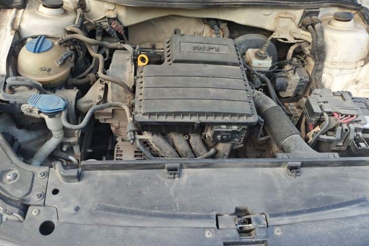 Used Volkswagen Lavida 2015 1.6L Automatic Comfort Edition Engine Bay