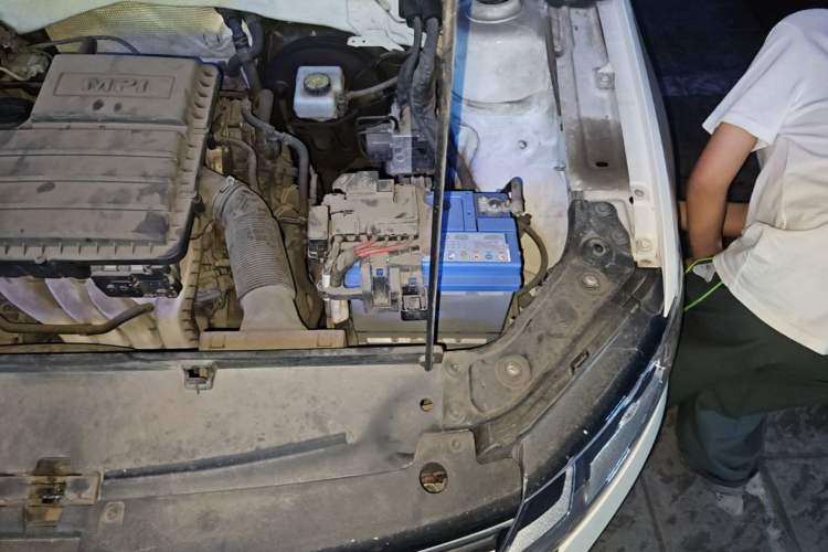 Used Volkswagen Lavida 2015 1.6L Manual Fashion Edition Engine Bay Left