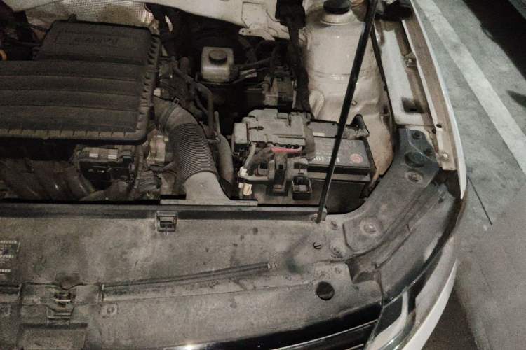 Used Volkswagen Lavida 2015 1.6L Manual Comfort Edition Engine Bay Left