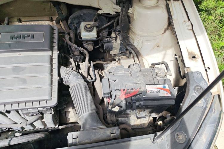 Used Volkswagen Lavida 2015 1.6L Manual Fashion Edition Engine Bay Left