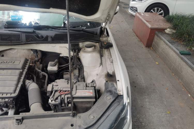 Used Volkswagen Lavida 2015 1.6L Manual Comfort Edition Engine Bay Left