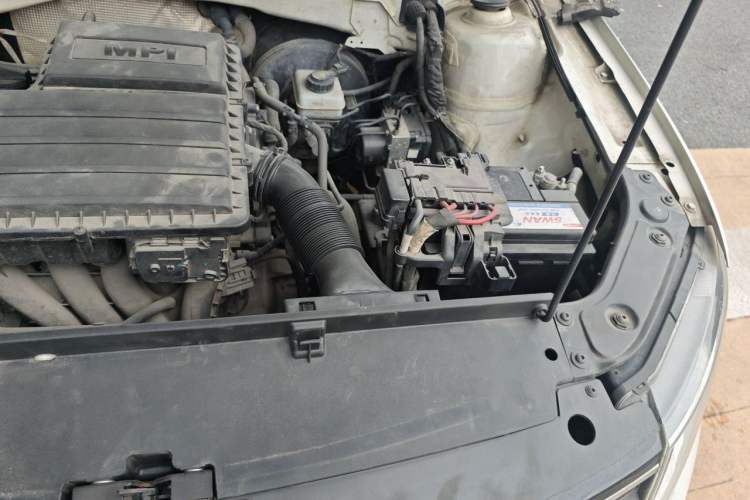 Used Volkswagen Lavida 2015 1.6L Manual Fashion Edition Engine Bay Left