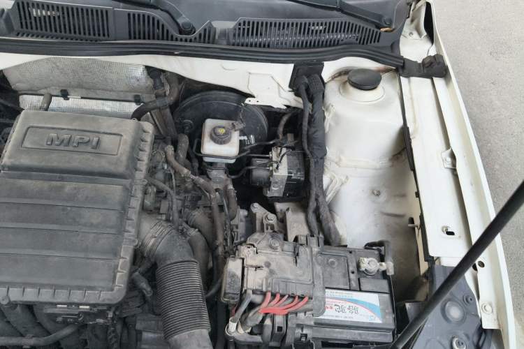 Used Volkswagen Lavida 2015 1.6L Automatic Comfort Edition Engine Bay Left
