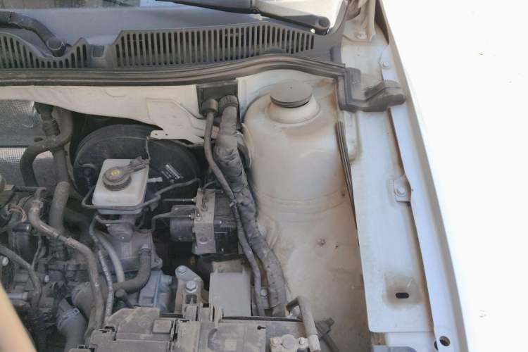 Used Volkswagen Lavida 2015 1.6L Automatic Comfort Edition Engine Bay Left